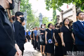 Nhân dân xếp hàng dài viếng Tổng Bí thư Nguyễn Phú Trọng ở quê hương Lại Đà