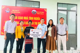 Trưởng ban Tuyên giáo Tỉnh ủy Huỳnh Thế Mạnh trao nhà tình nghĩa cho hộ nghèo