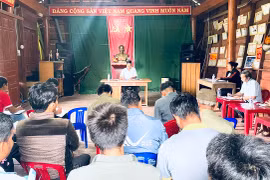 Trưởng ban Tuyên giáo Tỉnh ủy Huỳnh Thế Mạnh dự sinh hoạt Chi bộ làng Leng Tô 