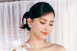 Hoa hậu Tiểu Vy thả dáng trên du thuyền