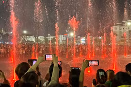 Sàn nhạc nước 'khủng' ở quảng trường 29.3 Đà Nẵng thu hút hàng ngàn người xem