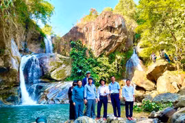 Nghe tiếng núi rừng trong dòng thác nước