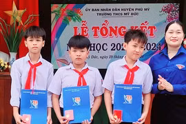 Tặng huy hiệu 'Tuổi trẻ dũng cảm' cho 3 học sinh cứu người khỏi đuối nước