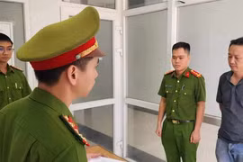 Bắt giữ phó giám đốc chiếm tiền của công ty để 'đỏ đen' qua mạng