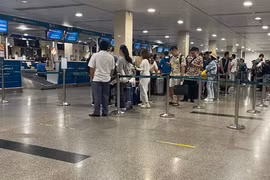 Sân bay Tân Sơn Nhất lại tất bật đón khách trở lại TP HCM