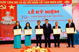 Trường Phổ thông Hermann Gmeiner Đà Lạt đón nhận Huân chương Lao động Hạng Nhì