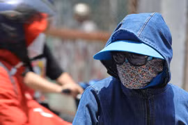 Nắng nóng trải dài từ Bắc vào Nam, chiều tối có mưa rào và dông vài nơi