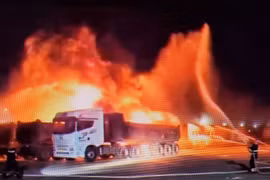 Bãi đỗ xe container ở TP Quy Nhơn cháy lớn