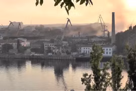 Hai tàu chiến Nga tại căn cứ hải quân Crimea bị tấn công