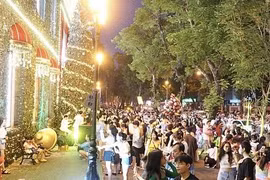 Dòng người đổ dồn về trung tâm thành phố đón Giáng sinh