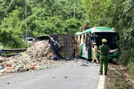 Xe tải và xe khách tông nhau trên đèo Bảo Lộc, 4 du khách nước ngoài bị thương