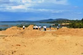 Ngăn chặn khai thác cát trái phép vùng lòng hồ Ya Ly