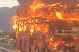 Xe giường nằm chở 36 hành khách cháy ngùn ngụt trên cao tốc Cam Lâm - Vĩnh Hảo