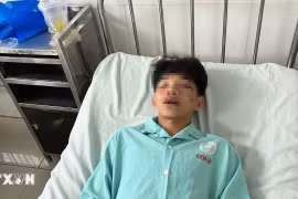 Một học sinh phải nhập viện sau khi bị đánh hội đồng trước cổng trường