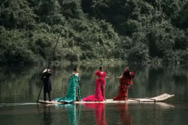 H'Hen Niê, Ngọc Châu, Xuân Hạnh đi bè đến sàn catwalk trong show Lê Thanh Hòa