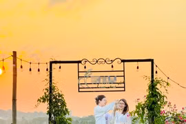 Quán cà phê giữa cánh đồng lúa chín vàng ở ngoại ô Hà Nội thu hút giới trẻ