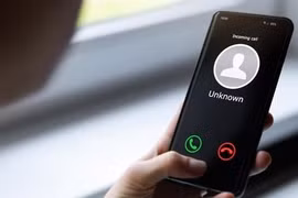 Thêm một cụ bà bị lừa tiền tỷ sau cuộc điện thoại của kẻ mạo danh công an