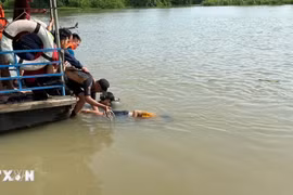 Vụ 3 em đuối nước ở sông Sài Gòn: Đội 'người nhái' tìm được thi thể đầu tiên