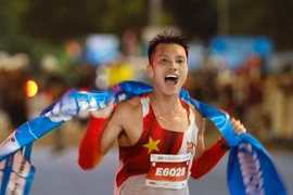 Đỗ Quốc Luật nâng kỷ lục lên 10 lần liên tiếp vô địch Tiền Phong Marathon