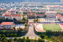 Nữ sinh lớp 11 chuyên toán rơi từ tầng 5 xuống sân trường