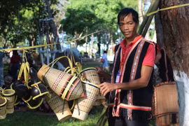  Anh Rinh tâm huyết giữ nghề đan lát truyền thống 