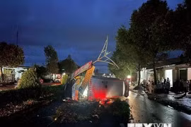 Xe cứu thương bị lật trên đường đi cấp cứu, bệnh nhi tử vong