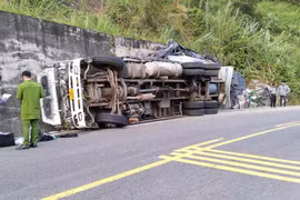 Bị mất lái, lật xe ở đèo Măng Đen 