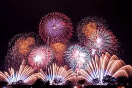Pháo hoa và thông điệp “Thế giới không khoảng cách”