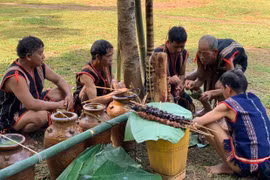 Sự khác biệt trong nghi lễ cúng giọt nước của dân tộc Jrai và Xê Đăng