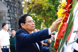 Thủ tướng dâng hương tưởng niệm các Anh hùng, Liệt sỹ tại Điện Biên Phủ