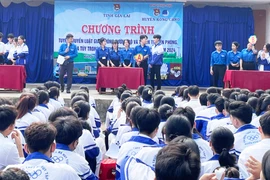 Tuyên truyền an toàn giao thông và phòng-chống ma túy cho 800 học sinh Trường THPT Hà Huy Tập