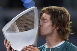 Tay vợt Andrey Rublev lần đầu giành chức vô địch Madrid Open