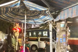 Xe ôtô bán tải va chạm với tàu hỏa khiến hai người tử vong tại chỗ