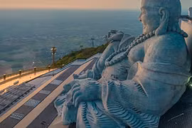 Chiêm ngưỡng Tôn tượng Di Lặc cao 36m nặng hơn 5.000 tấn trên đỉnh núi Bà