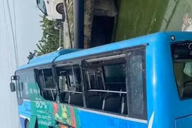 Hà Nội: Xe buýt lật xuống mương nước sau va chạm giao thông, 3 người bị thương