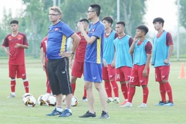 HLV Troussier có thể sắp sang Việt Nam, V-League đợi nhân tố mới