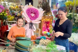 Giá hoa hồng đỏ tăng mạnh trước ngày Valentine