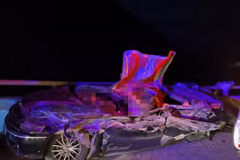 Xe tải lật, đè xe con, 2 người tử vong trong xe