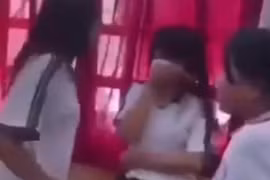 Nữ sinh lớp 6 đánh bạn dã man ngay lớp học vì hỏng son môi