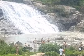 Rơi xuống thác nước khi chụp ảnh, nữ du khách tử vong 