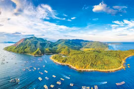 Thơ Tạ Văn Sỹ: Cổ tích và biển đảo