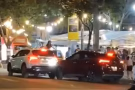 Mâu thuẫn đánh nhau, cô gái trẻ dùng xe ô tô tông liên tục vào xe đối thủ