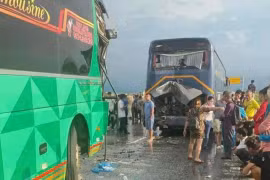 Xe khách va chạm nhau trên cao tốc Diễn Châu - Bãi Vọt, ách tắc kéo dài