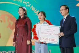 Học bổng gần 30 tỉ đồng cho tân sinh viên Trường ĐH Đông Á