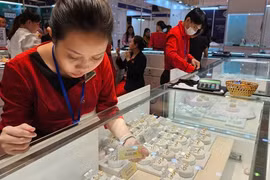 Giá vàng SJC duy trì mức cao, nhiều người chờ giảm để mua