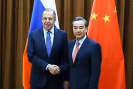 Ngoại trưởng Nga-Trung Quốc điện đàm về cuộc khủng hoảng Ukraine