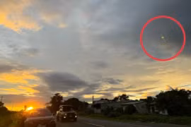 Xem lại ảnh sau chuyến du lịch, người đàn ông bất ngờ phát hiện 'vật thể lạ'