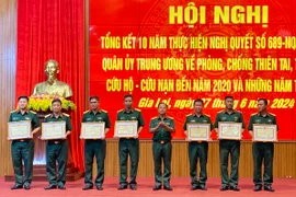  Đại tá Lê Kim Giàu-Ủy viên Ban Thường vụ Tỉnh ủy, Chỉ huy trưởng Bộ CHQS tỉnh trao giấy khen cho 7 tập thể có thành tích xuất sắc trong công tác PCTT, CNCH