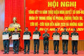  Đại tá Lê Kim Giàu-Ủy viên Ban Thường vụ Tỉnh ủy, Chỉ huy trưởng Bộ CHQS tỉnh trao giấy khen cho 7 tập thể có thành tích xuất sắc trong công tác PCTT, CNCH