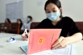 Rà soát, sửa đổi các văn bản có yêu cầu nộp, xuất trình Sổ hộ khẩu, Sổ tạm trú giấy